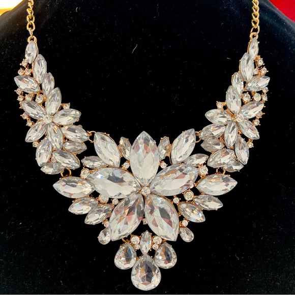 Jewelry - SALE New statement necklace.